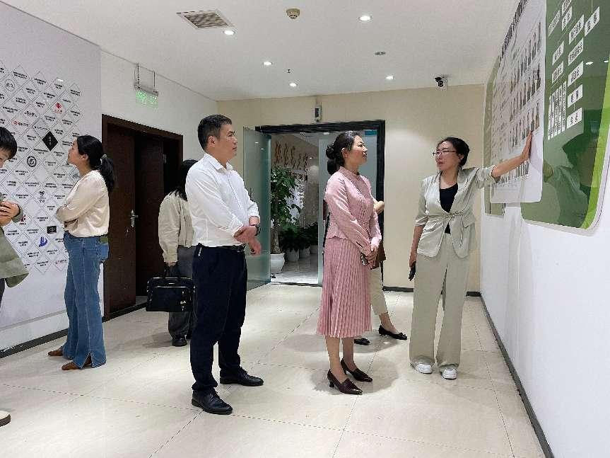 张家界市工业和信息化局局长李红一行莅临商会调研走访
