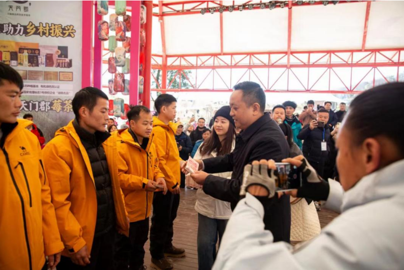 彰显桑梓情怀 助力家乡发展 | 我会常务副会长单位天门郡集团倾情回馈“荒野求生”赛事选手与家庭